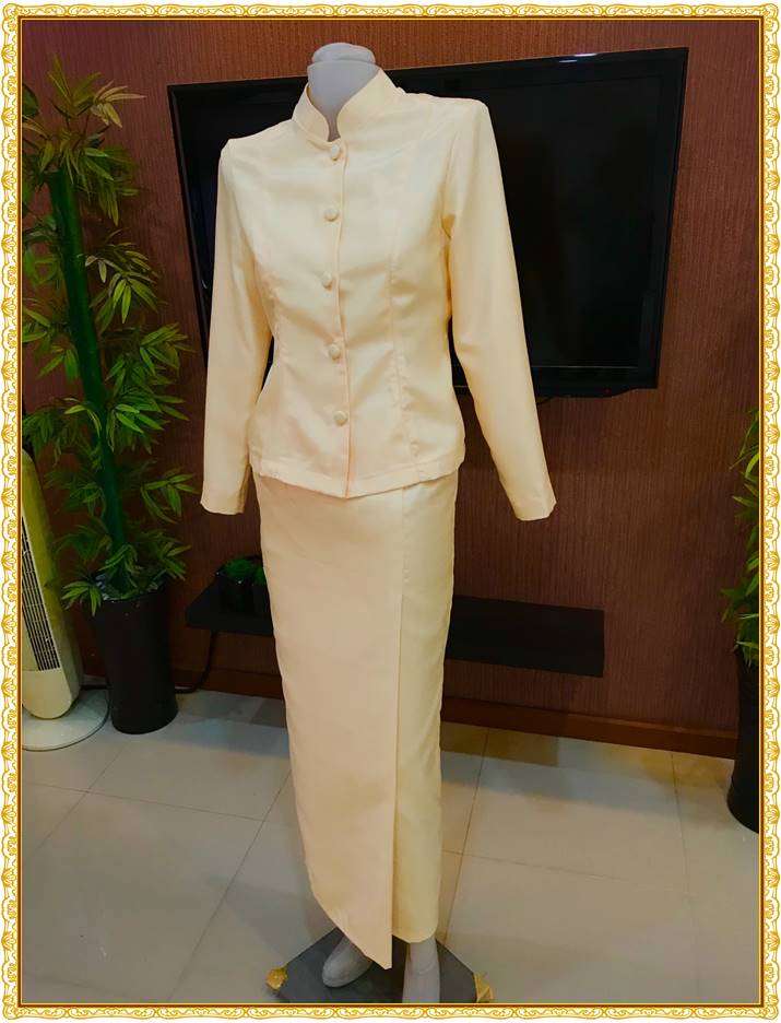 รูปภาพชุดไทยจิตรลดาสีเหลือง ทอง ครีม ผ้าสีเข้ม